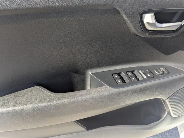 2021 Kia Rio 5-door S WITH NEW TIRES & ALLOYS! - Photo 11