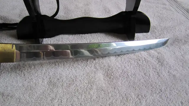 JAPANESE TANTO SWORD WITH SCABBARD ON DISPLAY STAND - Photo 3