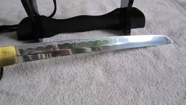 JAPANESE TANTO SWORD WITH SCABBARD ON DISPLAY STAND - Photo 4