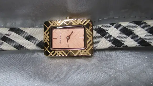 SWEET WOMEN’S GOLD BURBERRY TANK STYLE WATCH - Photo 2