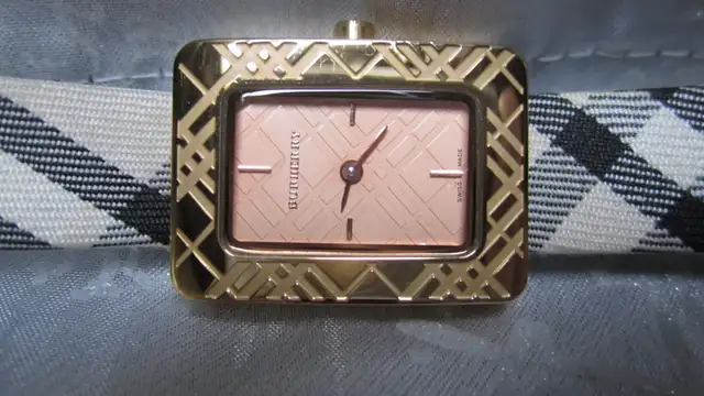SWEET WOMEN’S GOLD BURBERRY TANK STYLE WATCH - Photo 3