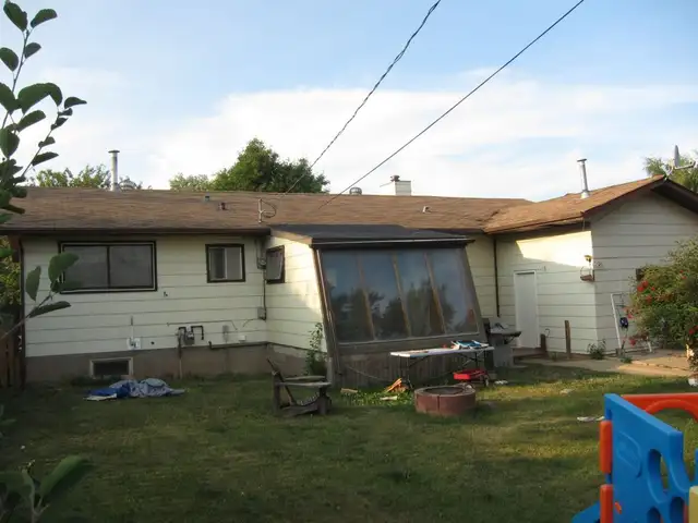 4 Bedroom House in Grimshaw - Photo 3