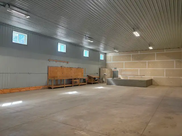 6400 sq/ft heated shop for rent. - Photo 2