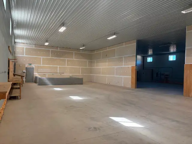 6400 sq/ft heated shop for rent. - Photo 3
