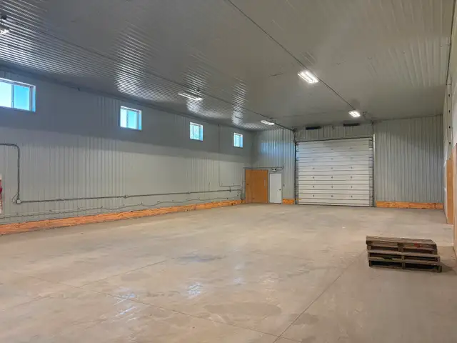 6400 sq/ft heated shop for rent. - Photo 7
