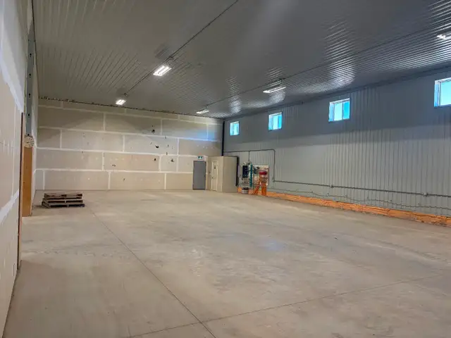 6400 sq/ft heated shop for rent. - Photo 8