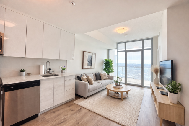 MODERN 1-BEDROOM   DEN CONDO WITH STUNNING CITY VIEWS