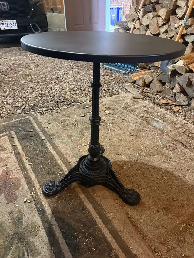 black metal table - Photo 2