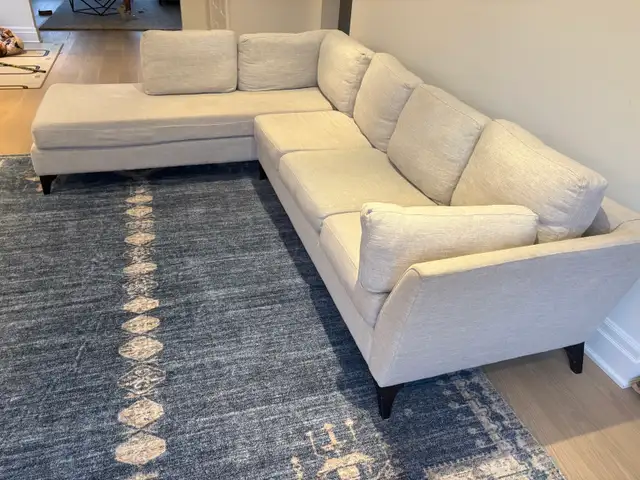 Beautiful modern couch with chaise - Photo 4