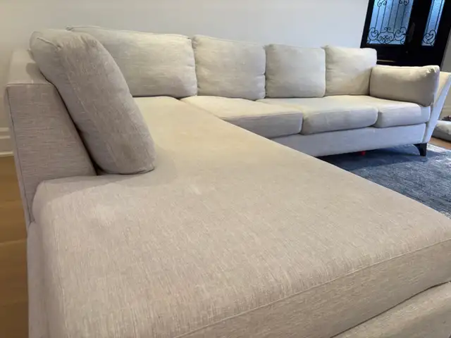 Beautiful modern couch with chaise - Photo 6