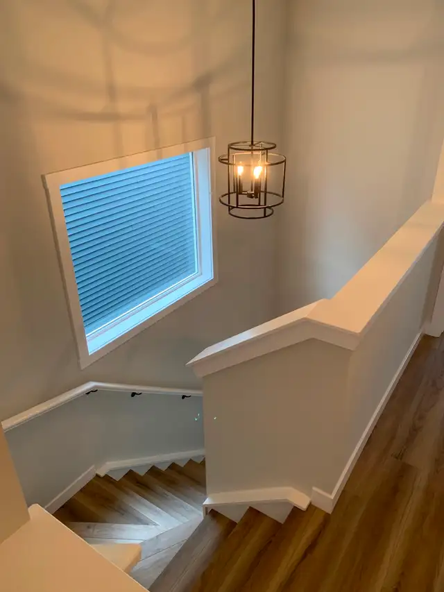 3 Bed 2.5 Bath 2 Car Garage Fenced yard, Rental in Airdrie. - Photo 2