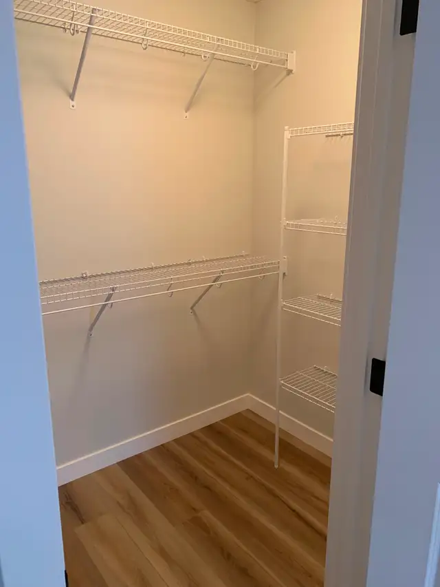 3 Bed 2.5 Bath 2 Car Garage Fenced yard, Rental in Airdrie. - Photo 4