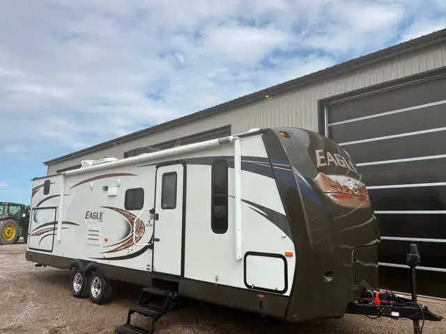 2013 Jayco Eagle 32’ with bunks and outdoor kitchen