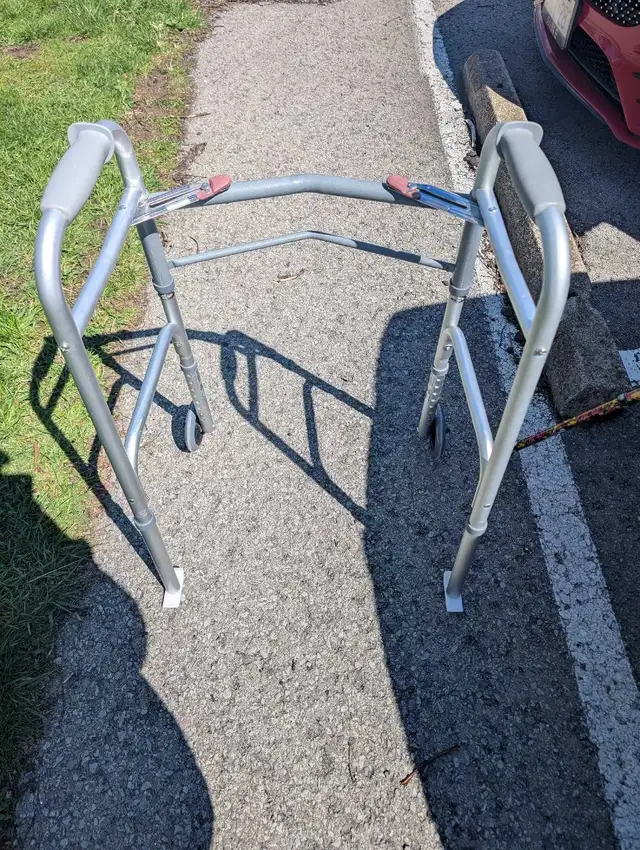 2 wheeled walker with sliders - Photo 2