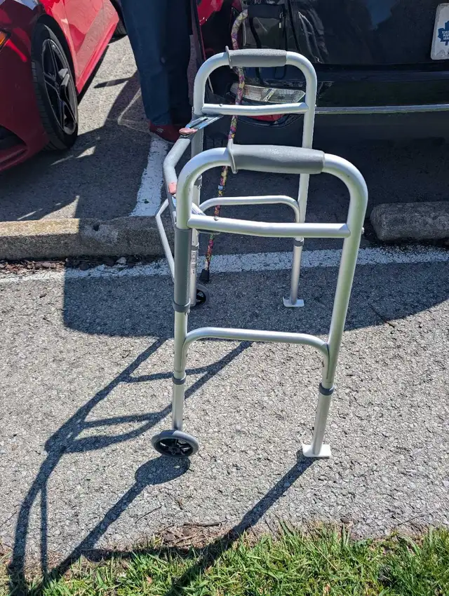 2 wheeled walker with sliders - Photo 4