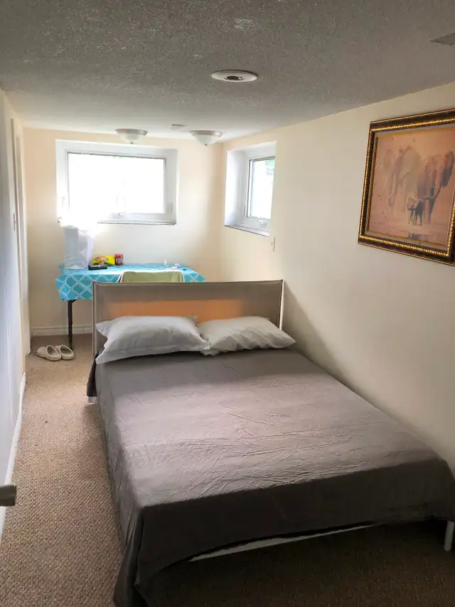 VERY BRIGHT ROOM NORTH YORK BATHURST AND STEELES NEAR BUS