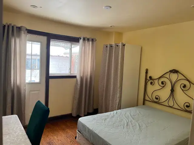 BRIGHT ROOM MAIN FL-50m TO PLAZA STEELES AND BATHURST NEAR BUS