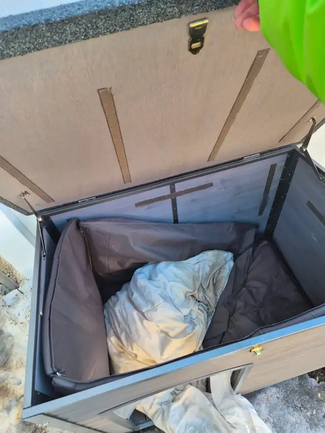 Beautiful labsky for sale with dog house - Photo 5