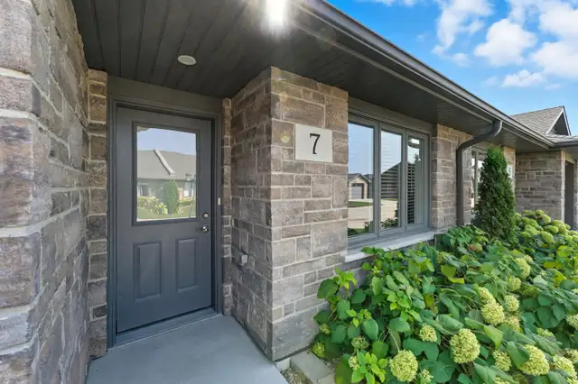 Bungalow Townhome for RENT in Listowel - Photo 2