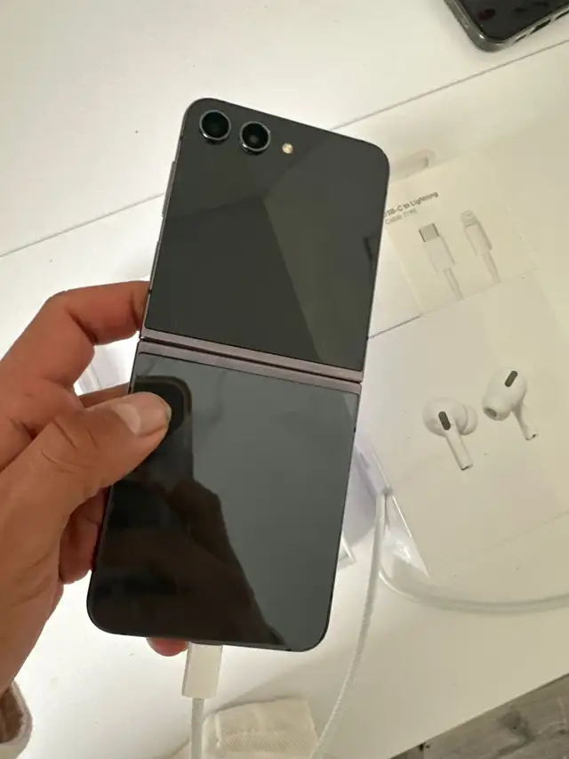 Samsung Galaxy fold flip 5 256GB Airpods/Delivery - Photo 5