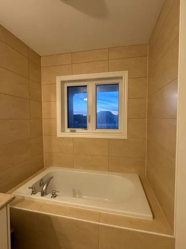 Master Bedroom for Rent on Eighth Line/Dundas in Oakville - Photo 2