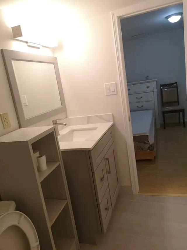 Room with Private Bathroom near Erindale GO Station - Photo 3