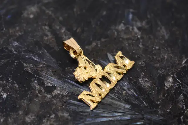 10K #1 MOM PENDANT DIAMOND CUT