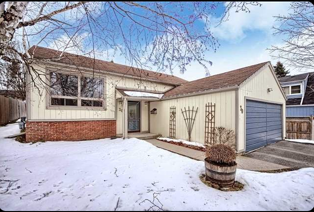 3BR main-floor bungalow, private backyard Freshly painted - Photo 2