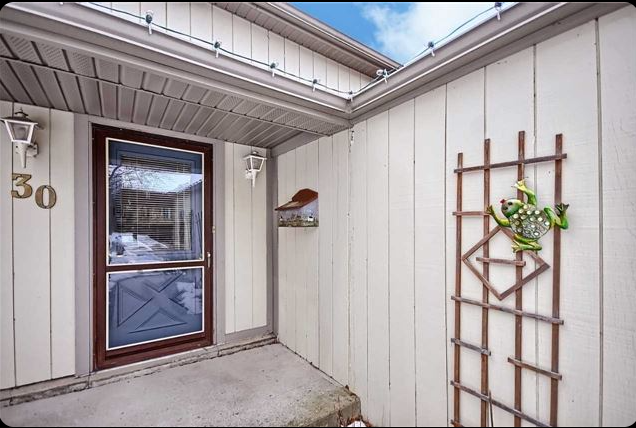 3BR main-floor bungalow, private backyard Freshly painted - Photo 3