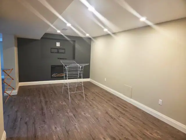 Rental share -a wonderful woman, in a home on Rebecca, Oakville - Photo 2