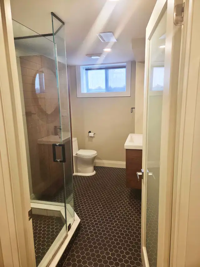 Rental share -a wonderful woman, in a home on Rebecca, Oakville - Photo 7