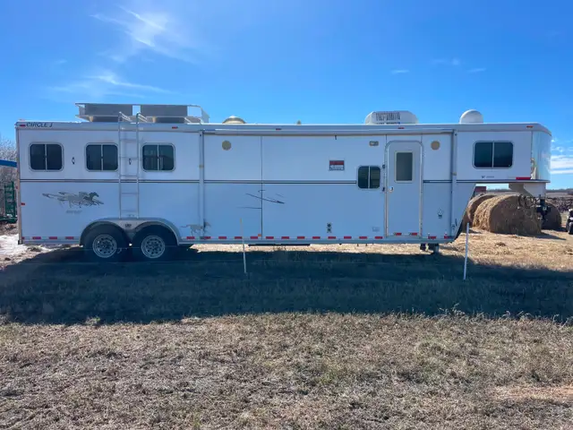 2006 Circle J Three Horse Trailer w Living Quarters for Sale - Photo 2