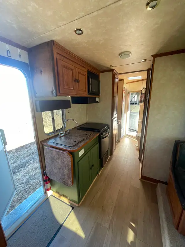2006 Circle J Three Horse Trailer w Living Quarters for Sale - Photo 4