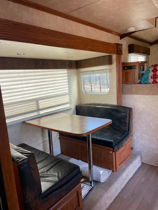 2006 Circle J Three Horse Trailer w Living Quarters for Sale - Photo 5