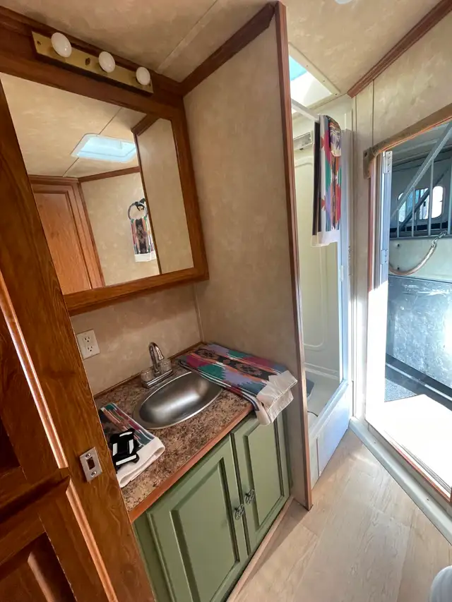 2006 Circle J Three Horse Trailer w Living Quarters for Sale - Photo 7