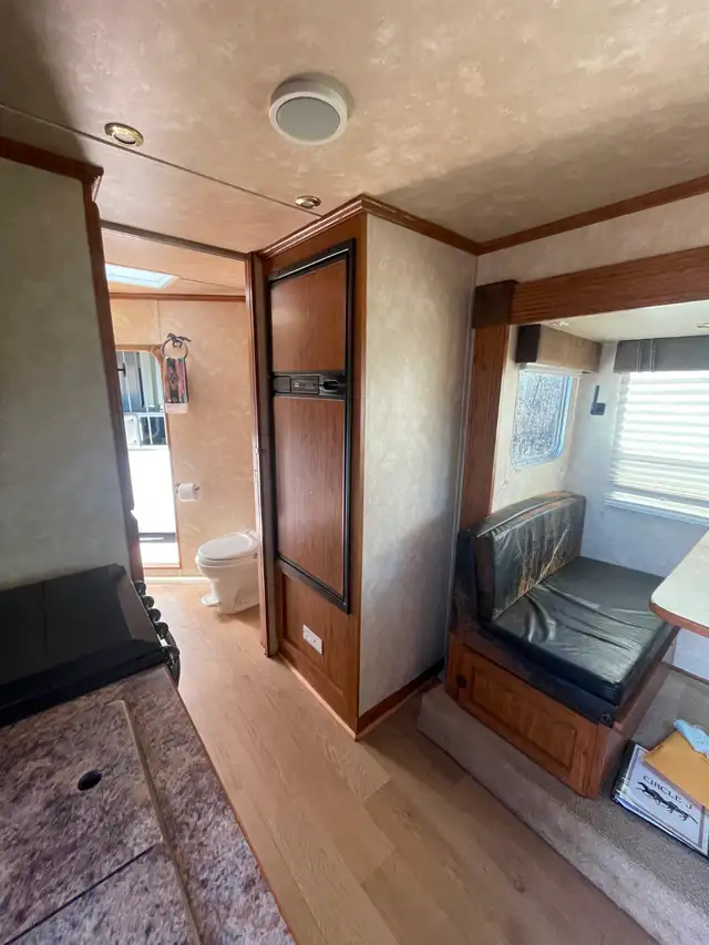 2006 Circle J Three Horse Trailer w Living Quarters for Sale - Photo 8