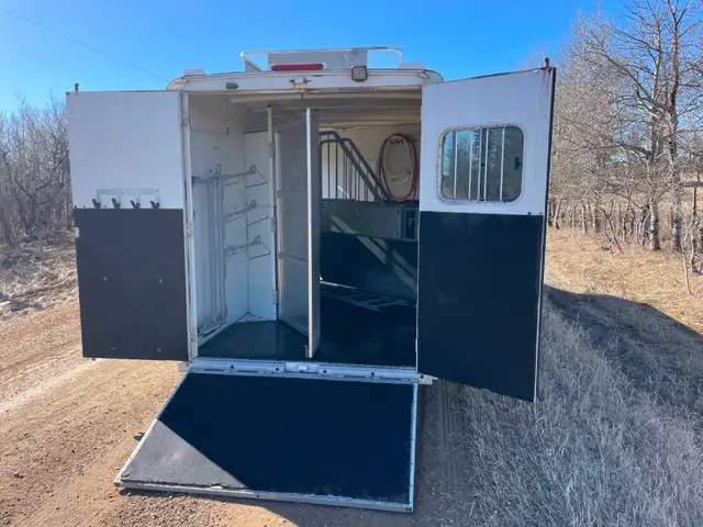 2006 Circle J Three Horse Trailer w Living Quarters for Sale - Photo 9