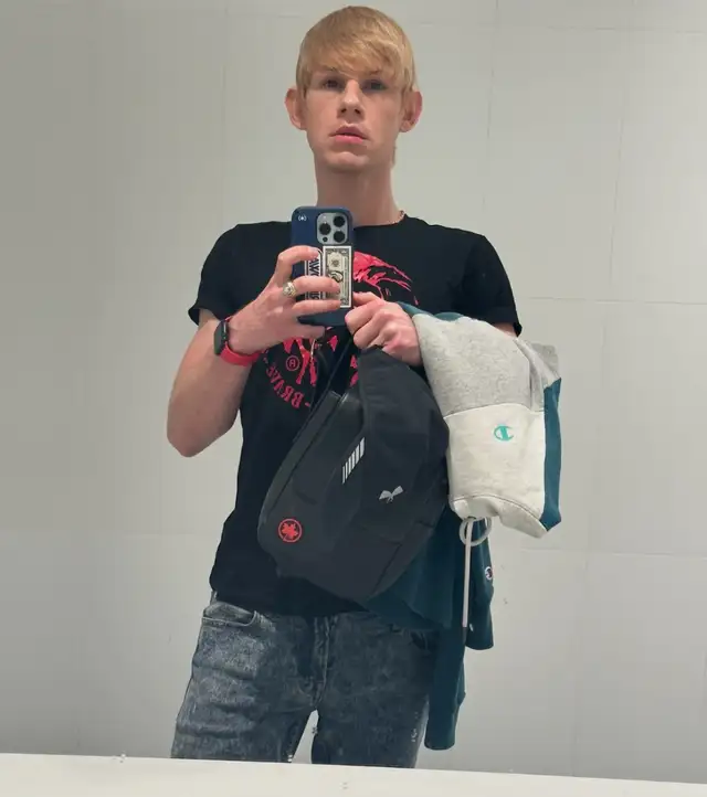 Mature adult male seeking apartment - Photo 2