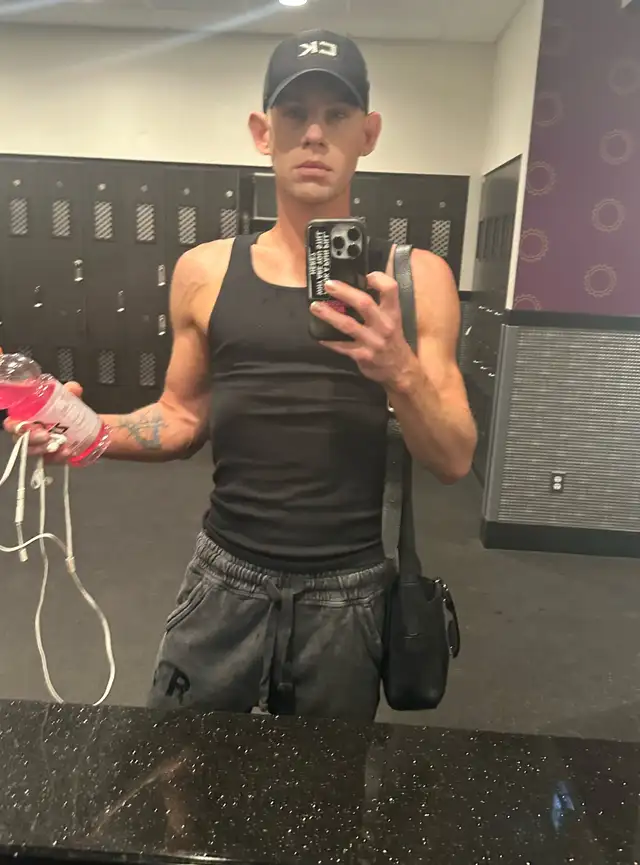 Mature adult male seeking apartment - Photo 7