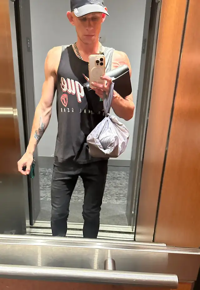 Mature adult male seeking apartment - Photo 15