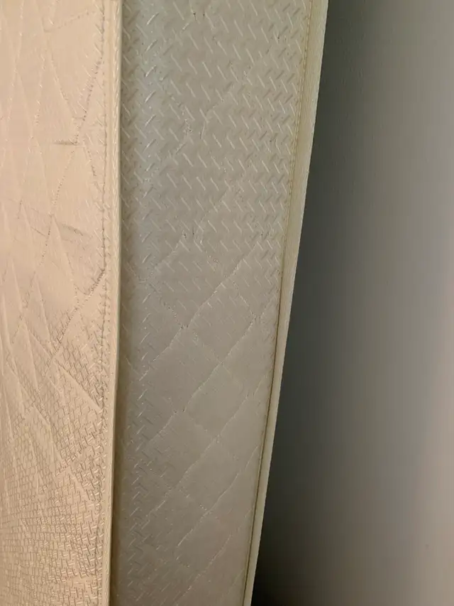 Queen mattress, 7 inches thick, medium firm - Photo 2