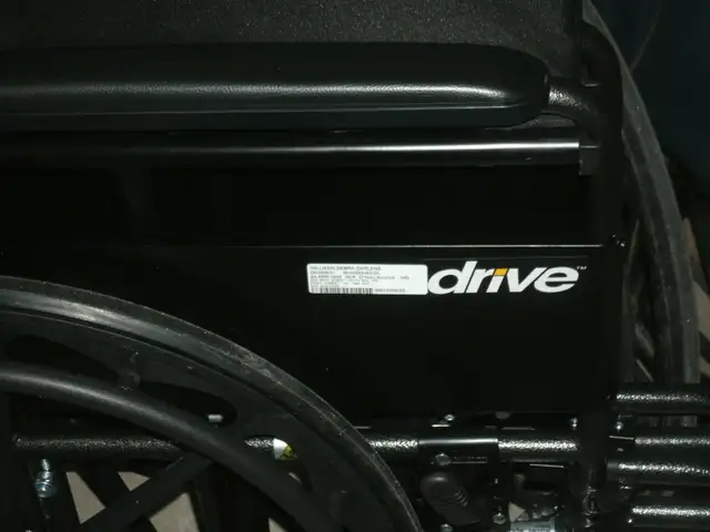 WHEEL CHAIR - Photo 2