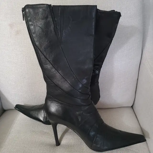 Stylish women leather boots Size 8.5