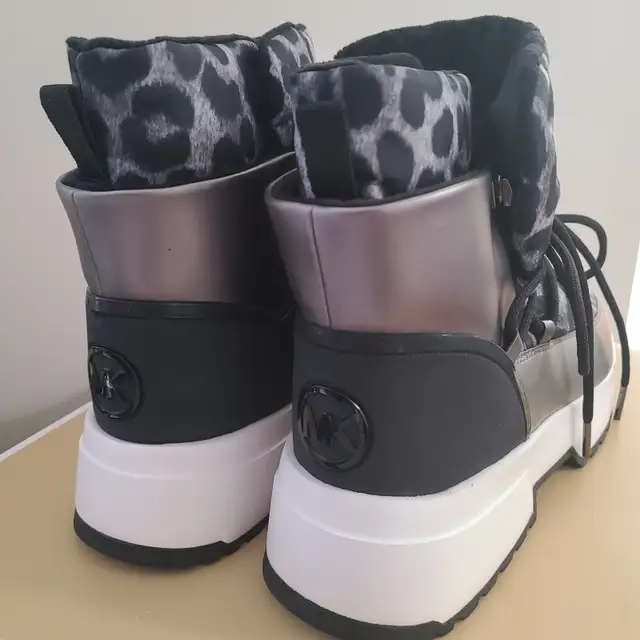 Brand New Michael Kors women winter waterproof boots Size 9 - Photo 2