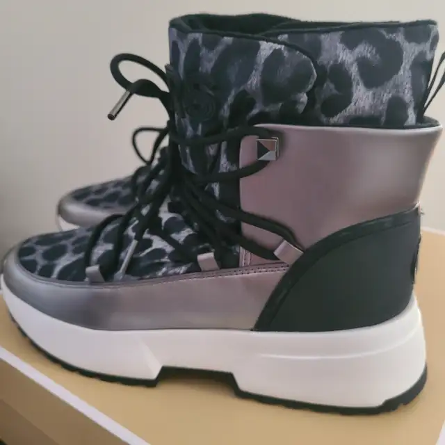 Brand New Michael Kors women winter waterproof boots Size 9 - Photo 3