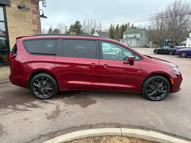 2021 Chrysler Pacifica Touring L Panoramic Sunroof! Remote St... - Photo 7