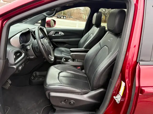 2021 Chrysler Pacifica Touring L Panoramic Sunroof! Remote St... - Photo 12