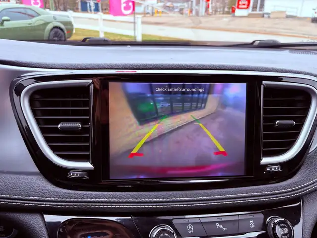 2021 Chrysler Pacifica Touring L Panoramic Sunroof! Remote St... - Photo 17