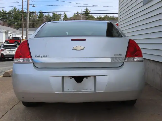 2011 Chevrolet Impala LS - Photo 4