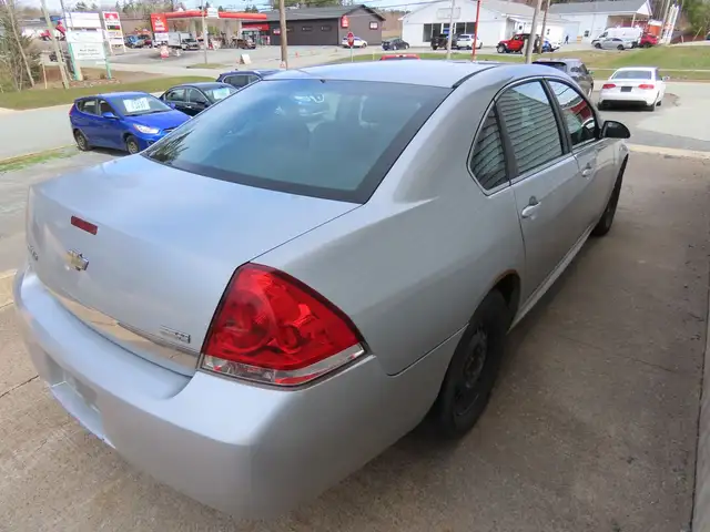 2011 Chevrolet Impala LS - Photo 5